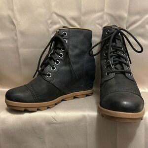 Women’s “Sorel PDX” Navy Glazed Leather  Wedge Ankle Boots Sz.9